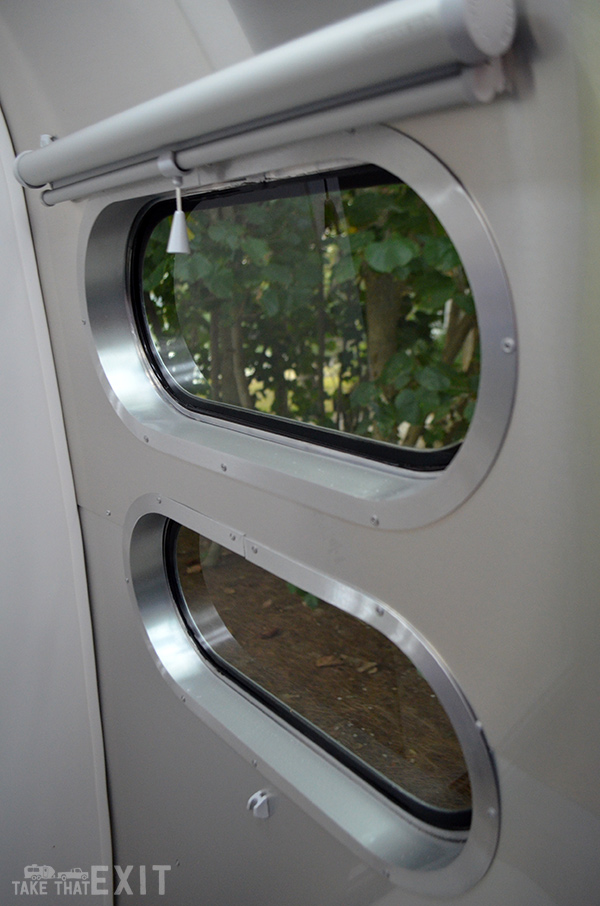 Airstream-Flying-Cloud-30-bunk-model-bathroom-windows
