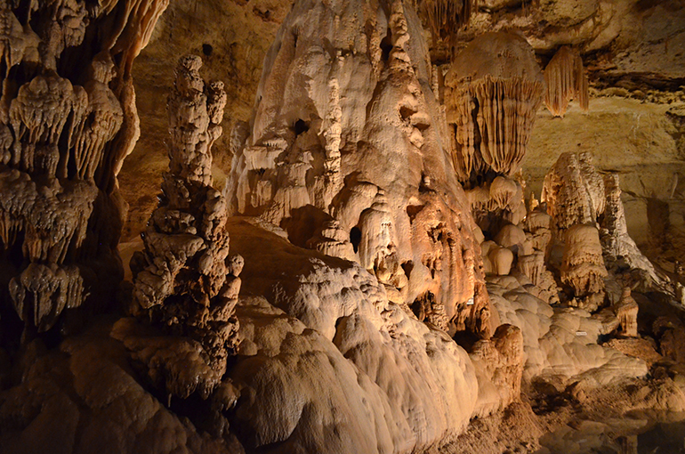 Natural-Bridge-Caverns-tour