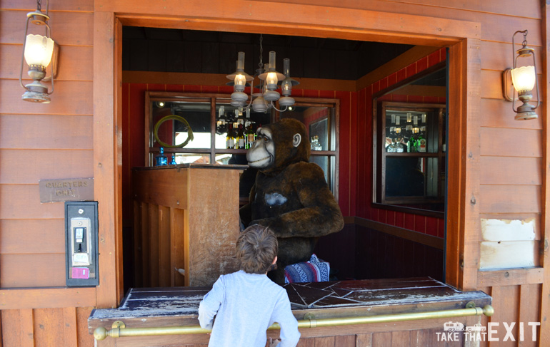 Wall-Drug-singing-gorilla