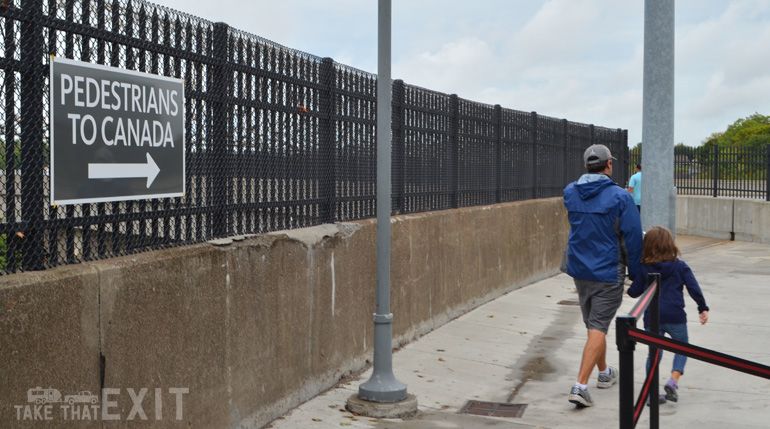 Pedestrians-to-Canada-Niagara-Falls