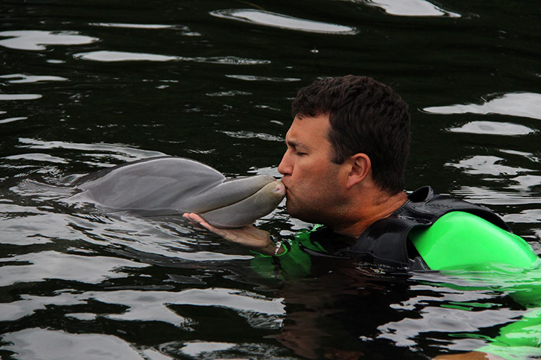 Jeremy-Kisses-Dolphin