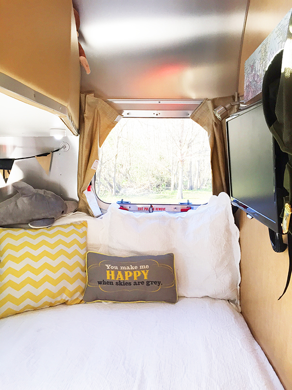 Airstream-Flying-Cloud-Back-Window