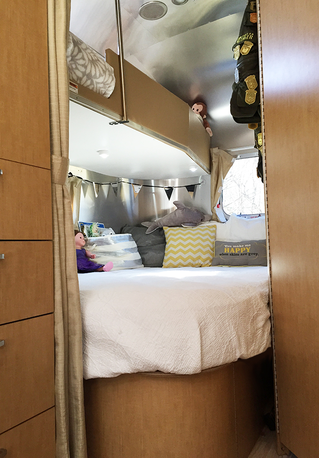Airstream-Flying-Cloud-Bunk-Model-2015-tour-back-room