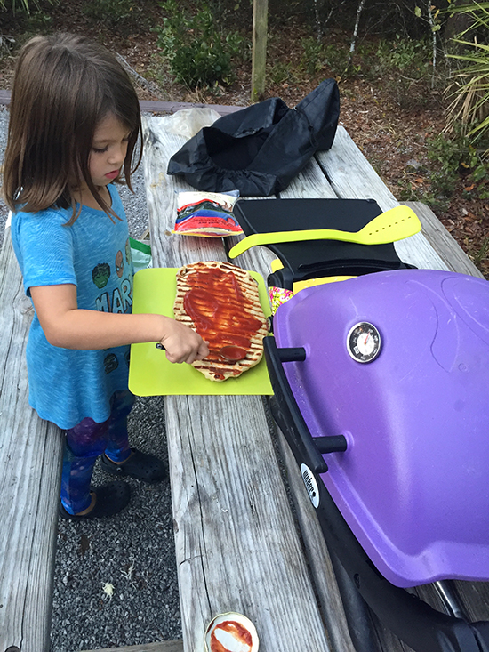 Making-pizza-on-the-grill