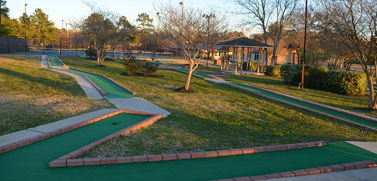 Thousand-Trails-Lake-Conroe-golfing