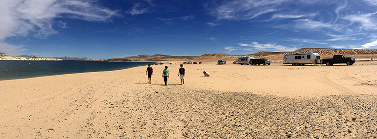 Lone-Rock-Beach-panoramic-kids