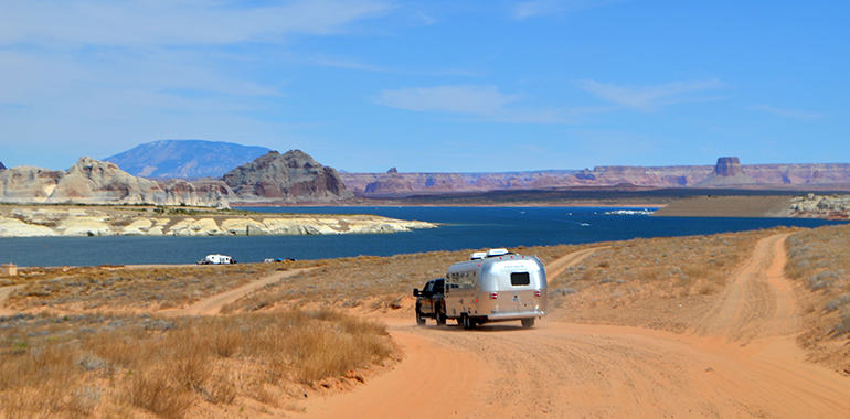 UpAirstream-towing-Airstrema-Lone-Rock-Beach