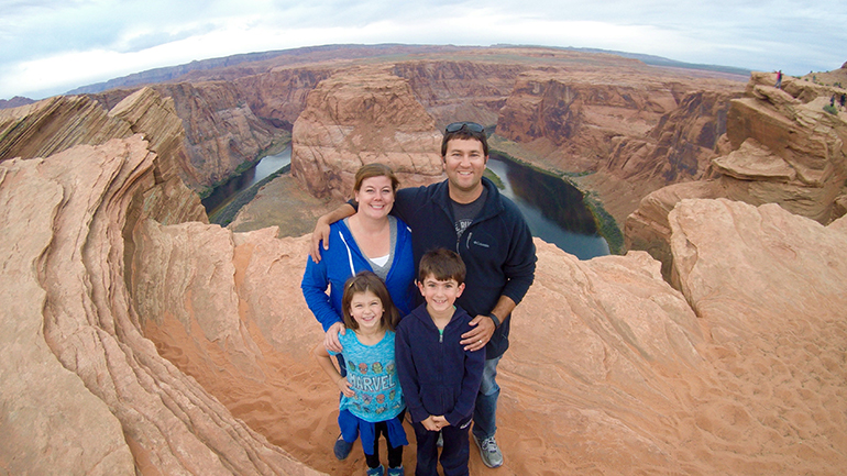 Horseshoe-Bend-Family-Photo