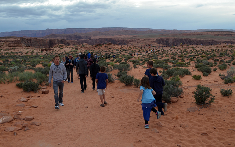 Horseshoe-Bend-walking-to-bend